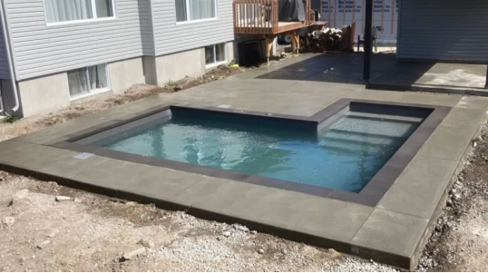 Expert en finition de béton, piscines creusées et coffrage sur la Rive-Nord de Montréal. Soumission gratuite pour vos projets résidentiels et commerciaux.