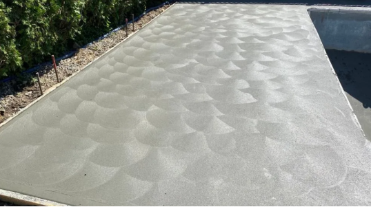 Expert en finition de béton, piscines creusées et coffrage sur la Rive-Nord de Montréal. Soumission gratuite pour vos projets résidentiels et commerciaux.