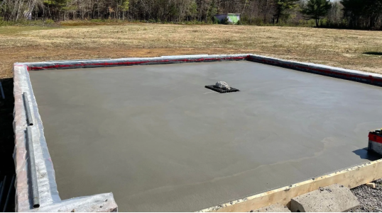 Expert en finition de béton, piscines creusées et coffrage sur la Rive-Nord de Montréal. Soumission gratuite pour vos projets résidentiels et commerciaux.