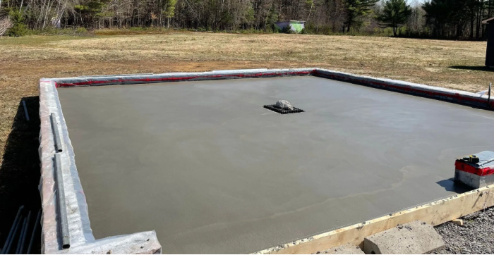 Expert en finition de béton, piscines creusées et coffrage sur la Rive-Nord de Montréal. Soumission gratuite pour vos projets résidentiels et commerciaux.